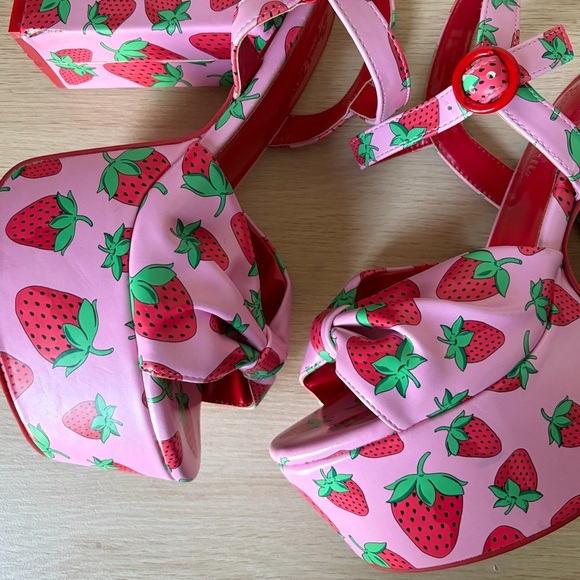 Sugar Thrillz x Dolls Kill Strawberry Fields Platform Pumps Pink 8 - Picture 11 of 15